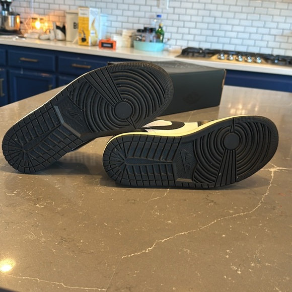 Nike Men’s Air Jordan Low SE | Worn 5 times great condition | Men size 8 - Picture 2 of 4